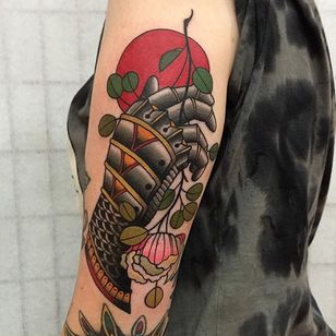 Tatuaje de guantelete por James Cumberland