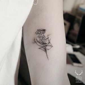 Crescent moon and flowers via @zihwa_tattooer #zihwa #reindeerink #floral #feminine