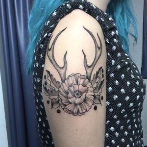 Antler tattoo by Kim Daekins. #antler #horn #deer #flower #flowertattoo