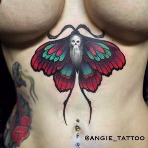 Linda tatuagem colorida #sternumtattoo #underboobs #tatuadora #AngieTattoo #femaletattooartist #brasil #brazil #portugues #portuguese