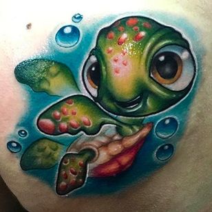 ¡Tatuaje súper genial de Squirt de Buscando a Nemo!  Tatuaje de Josh Herman.  #JoshHerman #MAYDAYtattoo #NewSchool #ColoredTattoo #findingnemo # Turtle #Squirt