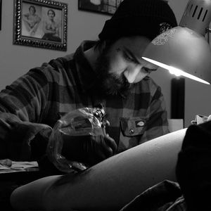 Daniel Teixeria at work (via IG-daniel_kickflip_tattooer) #surreal #dark #linework #flash #flashfriday #DanielTeixeira
