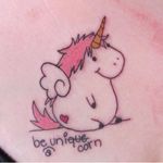 Unicórnio fofurinha! Sabe quem fez essa tattoo? Conta pra gente! #Unicornio #Unicorn #UnicornioTattoo #UnicornTattoo #BeUnique #Beaunicorn #Tatuagem