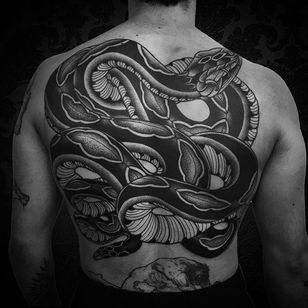 Tatuaje de serpiente por Luca Cospito #snake #blackwork #blackworkartist #blackink #darkart #darkartist #spanishartist #LucaCospito #back