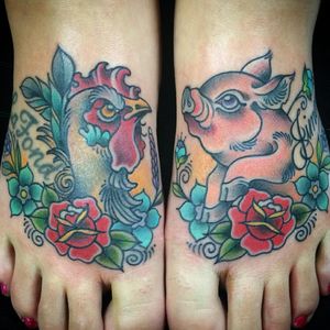 A vibrant spin on the classic pig and rooster motif by Amanda Slater (IG—amandaslatertattoo). #AmandaSlater #pig #pigandrooster #rooster #traditional