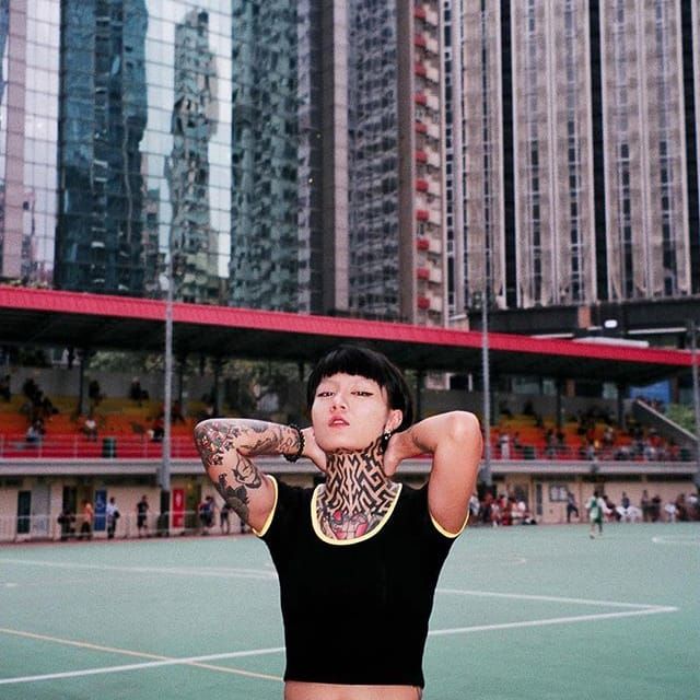 Lily Cash muestra su corbata.  #neckpiece #LilyCash #tattooartist #fashion #tattooedwomen #streetwear #hongkong #tattooapprentice