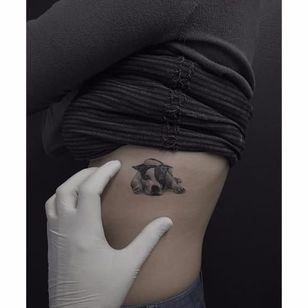 Tatuaje de perro en miniatura de Fillipe Pacheco #FillipePacheco #miniature #black grey #monochrome #realistic #dog