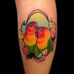Super cure tattoo of LOVEBIRDS. Clean and vibrant work by Giulia Bongiovanni. #giuliabongiovanni #neotraditional #animaltattoos #LOVEBIRDS #coloredtattoo
