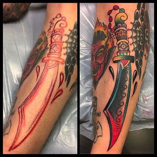 Gran signo de tatuajes de espadas.  Hecho limpiamente por Filip Henningsson.  #FilipHenningsson #RedDragonTattoo #traditionaltattoo #fat tattoos #sword