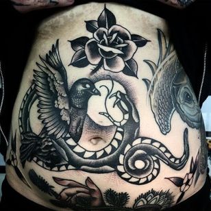Tatuaje de serpiente por Tony Torvis #serpiente #blackworksnake #tradicional #tradicionalblackwork #blackwork #blackink #blackworkartist #TonyTorvis