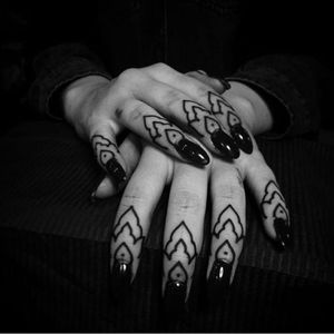A set of extremely minimalist fingertip tattoos by Warren Morissens (IG—warren.moris). #blackwork #fingers #mehndi #microtattoo #minimalism #ornamental