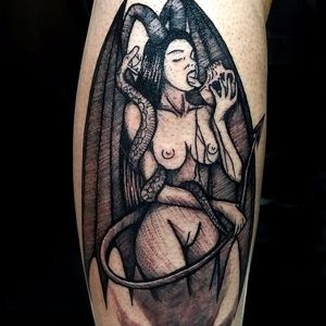 Tatuagem feita pela artista Paula Rueda! #PaulaRueda #tatuadorasbrasileiras #tattoobr #tattoodobr #tatuadorasdobrasil #darkart #blackwork #sketch #cobra #snake #caveira #skull #chifre #horns #lingua #tongue