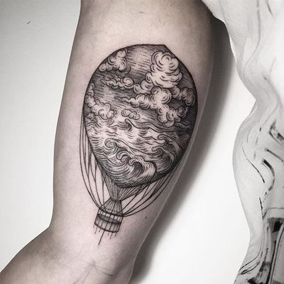 Overlay hot air balloon tattoo by Lesya Kovalchuk. #LesyaKovalchuk #blackwork #mythology #hotairballoon #overlay #sea