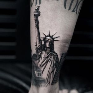 New York tattoo by Anatolee. #Anatolee #NYC #NewYork #BangBangNYC #statueofliberty