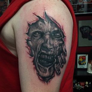 Tatuaje de rasgadura de piel de zombie de Shane Murphy.  #zombie #gyser #skinrip #ShaneMurphy #gris negro #realismo