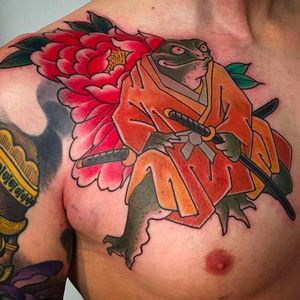 Samurai frog and peony, rad and quirky tattoo done by Sandor Jordan. #sandorjordan #hakutsurutattoo #japanesestyle #essen #samurai #frog #peony #japanese