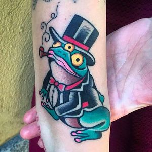 Three eyed gentleman frog smoking his pipe. Rad tattoo by Luca Sala. #LucaSala #OldInkTattoo #boldtattoos #solidtattoos #frog #threeeyed #gentleman