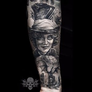 Madhatter Sleeve Tattoo by Javier Antunez @Tattooedtheory #JavierAntunez #Tattooedtheory #Blackandgrey #Realistic #Madhatter #Aliceinwonderlandtattoo