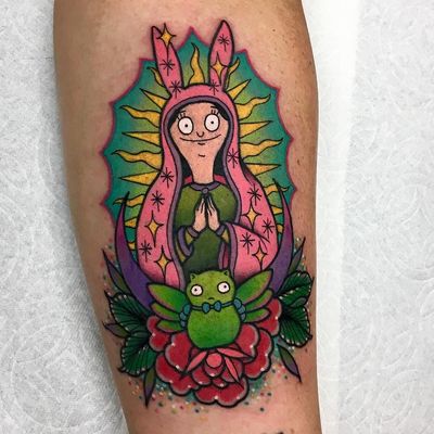 Lady Louise by Roberto Euán #RobertoEuan #colortattoo #cartoontattoo #tvtattoo #louisebelchertattoo #bobsburgerstattoo #newtraditionaltattoo #virginmarytattoo #rosetattoo #tattoooftheday 