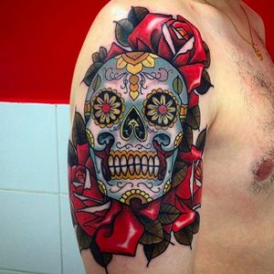 Awesome sugar skull by Rafa Serrano. #RafaSerrano #LTWtattoo #neotraditional #coloredtattoo #diadelosmuertostattoo #roses