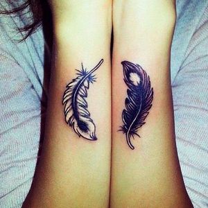 Matching feathers with alternate colors, photo from Pinterest #sister #family #bestfriend #matchingtattoos #siblingtattoo #feather