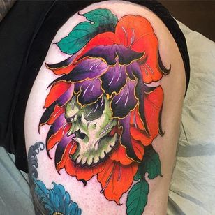 Tatuaje de calavera floral por Jay Marceau