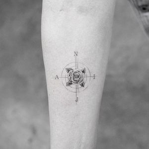 Micro black and grey compass with rose by Sanghyuk Ko (IG—mr.k_tats). #compass #miniature #realism #rose #SanghyukKo