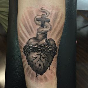 Stunning realistic sacred heart by Jamie Mahood. #blackandgrey #realism #JamieMahood #heart #sacredheart
