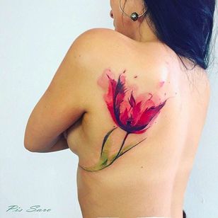 Tatuaje de flor de lado a espalda por Pis Saro @Pissaro_tattoo #PisSaro #PisSaroTattoo #Nature #Watercolor #Naturtattoo #Watercolortattoo #Botanical #Botanicaltattoo #Crimea #Russia