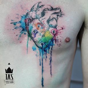 Tatuaje de corazón por Rodrigo Tas #WatercolorTattoo #WatercolorTattoo #WatercolorArtists #Watercolor #Brazil #BrazilianTattooArtists #RodrigoTas #heart #anatomicalheart