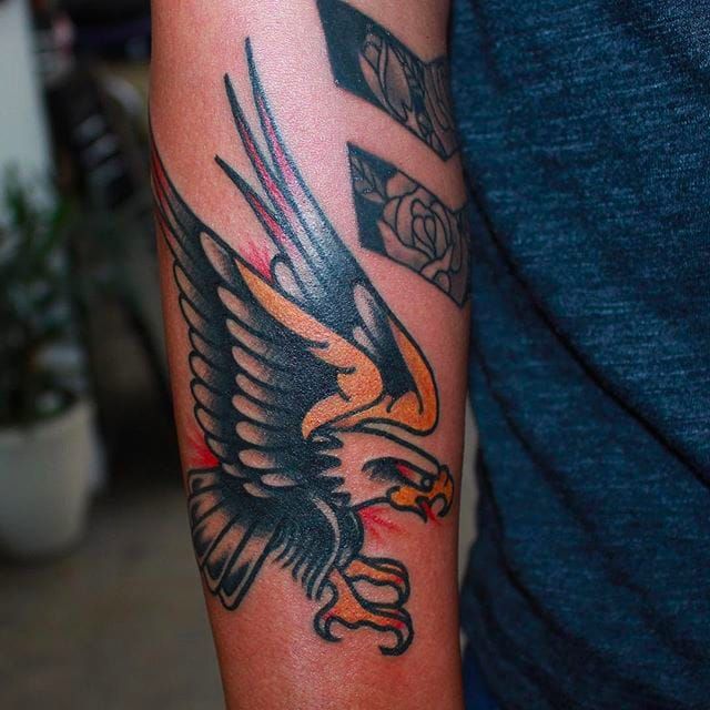 Tatuaje de águila puro y atrevido de CP Martin.  #CPMartin #thedarlingparlour #sydney #traditional Tattoos # Eagle