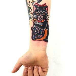 This is arguable the cutest witch's cat I've ever seen. Great work Dani Queipo.  #bold #cats #cattoos #DaniQueipo #traditional #kitty #cutetattoos