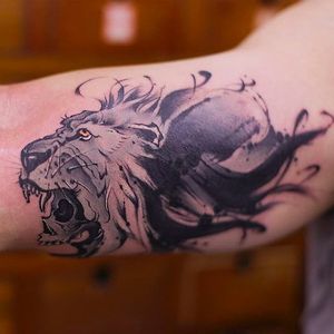 Another fierce lion tattoo done by Chenpo. #chenpo #newtattoo #asianstyle #brushstyle #lion #bigcat #blackandgrey