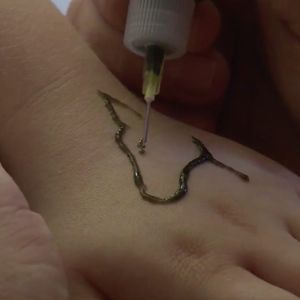 Brad Mallory applies henna to a child in the hospital via wymt.com #henna #hospital #kids #illness #temporarytattoo #bradmallory