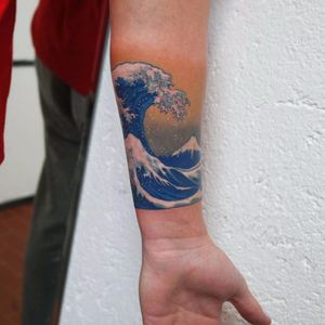 ‘The Great Wave off Kanagawa’ tattoo by Gery Varriale. #color #thegreatwaveoffkanagawa #hokusai #japanese #greatwaveoff #woodblock #traditional #iconic #fineart #mtfuji #wave