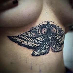Underboob Tattoo, ou Sternum Tattoo. #borboleta #butterfly #pretoecinza #blackandgrey #PheTattooist #FelipheVeiga #brasil #brazil #portugues #portuguese