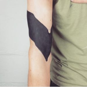 Arm band tattoo by Delphine Noiztoy. #DelphineNoiztoy #blackout #blackwork #black #armband