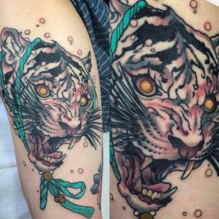 Tatuaje de cabeza de tigre de hierro de aspecto duro realizado por Aaron Harman.  #AaronHarman #NeoTradicional #SVNHOUSE #tigre #irontiger #head