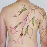 Lovely flower tattoo by Jess Chen #JessChen #backpiecetattoos #color #watercolor #painterly #flowers #floral #leaves #nature