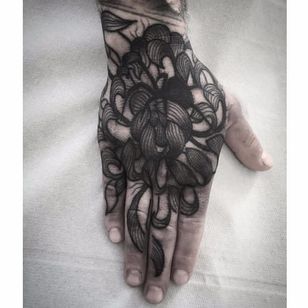 Tatuaje de flor de Abes #Abes #blackwork #surrealista #flower #spider