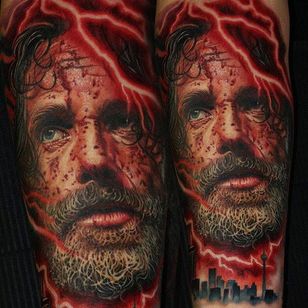 Rick de The Walking Dead envuelto en un rayo rojo a través de Mario Hartmann (IG — mario_hartmann_tattooist).  #color #MarioHartmann #retrato #realismo #Rick #TheWalkingDead