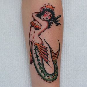 A very traditional mermaid pinup by Moses D Mezoghlian (IG—moses_d_mezoghlian).