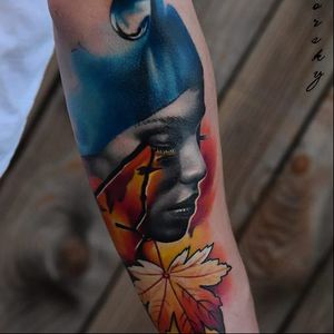 I find the color combination in this tattoo incredibly beautiful. Tattoo by Gorsky Tattoos. #DamianGorski #GorskyTattoos #colorrealism #realism #hyperrealism #leaf #girl