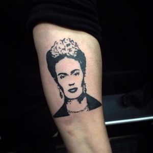 Frida Khalo, ícone da arte. #PolyannaCorrea #tattooartist #TatuadorasDoBrasil #brasil #brazil #brazilianartist #artistabrasileira #fridakahlo #girlpower #empoderada #blackwork #face #rosto #pintora #feminismo #mulher #woman