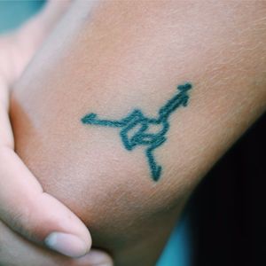 Three-dimensional space tattoo on Johan's upper arm #3dprint #3dprintingtattoomachine #geometric #mathematics #linework #threedimensionalspace #tatoué #appropriateaudiences