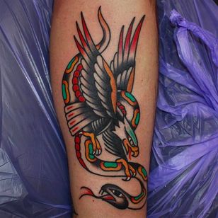 Águila clásica vs.  tatuaje de serpiente.  Obra limpia y viva de CP Martin.  #CPMartin #thedarlingparlour #sydney #traditional Tattoos # Eagle #Snake