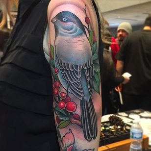 Gran tatuaje de gorrión con bayas.  Tatuaje de Nate Graves.  #NateGraves #Sagrado #michigan #neotradicional #gorrión #baya #pájaro
