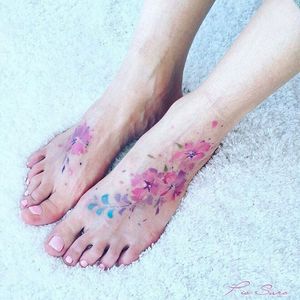 Foot tattoo by Pis Saro. #PisSaro #floral #placement #flower #ladies #women #ideas #gorgeous