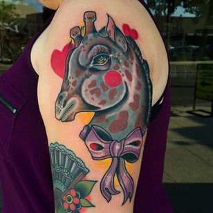 Tatuaje de jirafa por Jody Dawber @JodyDawber #JodyDawber #JodyDawbertattoo #Jaynedoeessex #UK #Giraffe