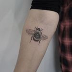 A realistic little bubble bee by Ruby May Quilter (IG—rubymayqtattoo). #blackandgrey #bumblebee #finelined #RubyMayQuilter